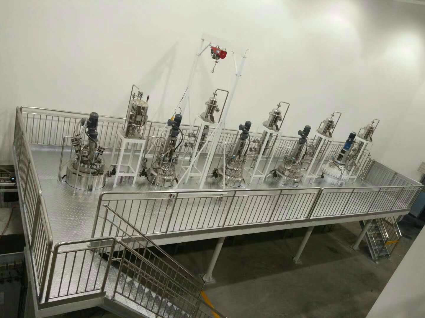 中試成套反應(yīng)設(shè)備(2).png